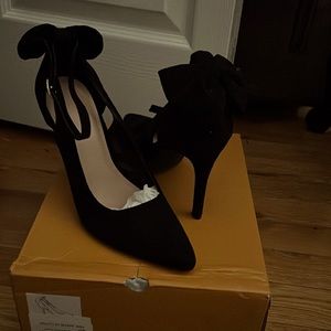 Suede stilettos with a bow around the back super comfortable I ordered my own .